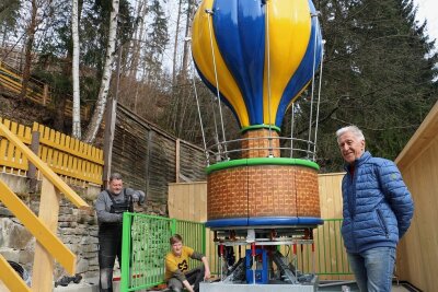 John Heinz und Harald Heinz, Sohn und Vater, von der gleichnamigen Karussellbaufirma und Märchenwald-Inhaber Klaus Beka (rechts) konnten rechtzeitig vor Saisonbeginn den Ballon in Betrieb nehmen.