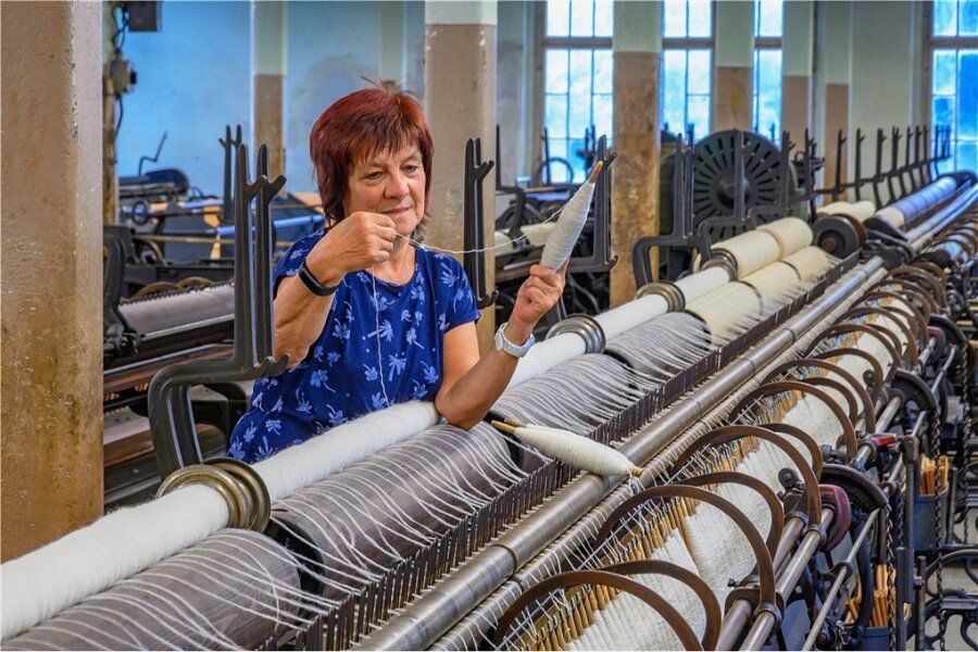 Silvia Schumann an einer Spinnmaschine. Sie hat 15 Jahre in dem Werk gearbeitet. 
