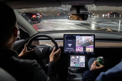 Digitale Welten: Immer mehr konzentrieren manche Hersteller die Bildschirme in der Mitte des Armaturenbretts und beziehen zuweilen den Beifahrer mit ein.