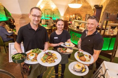 Steffen Sick, Lisa-Marie Pöpel und Maik Pötzscher (von links) servieren im Restaurant Heinrich‘s am Altmarkt in Plauen: Das Schnitzel kostet jetzt 15,90 Euro, das Hüftsteak knapp 25 Euro.
