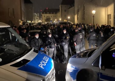 650.000 Corona-Bußgeld verhängt - Polizisten stoppten am 29. November 2021 einen seinerzeit illegalen Corona-Protest in Zwickau. Die Bilanz nach mehreren Stunden: mehr als 170 Anzeigen. 