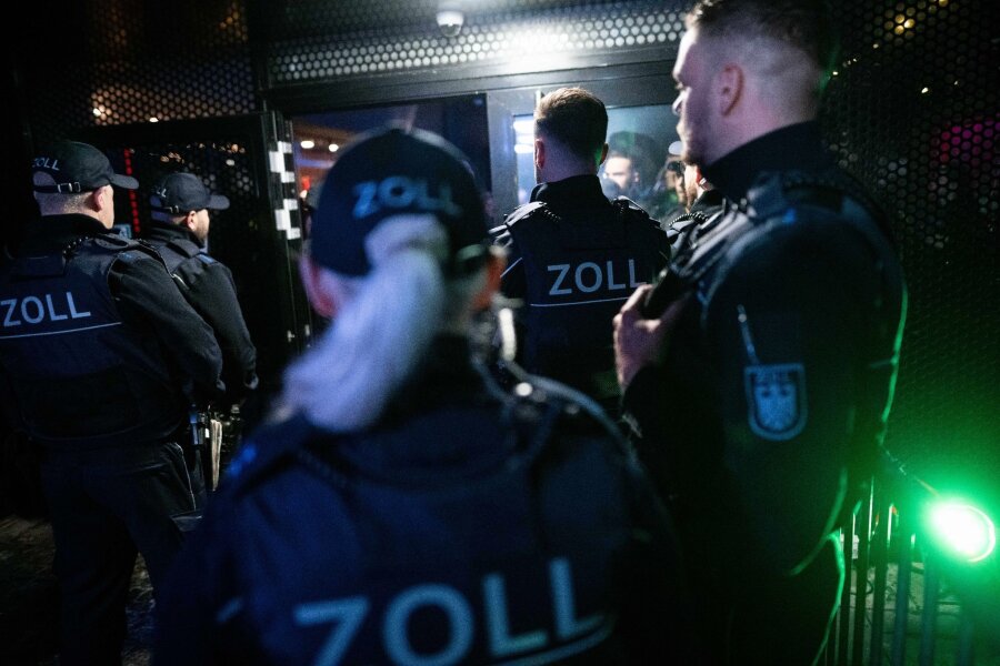 650 Polizisten bei Razzia gegen Türsteher-Szene im Einsatz - Beamte des Zoll stehen während einen Razzia vor einem Club.