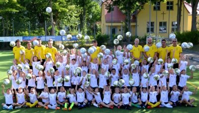 66 Kinder erleben Fußballspaß - In der Plauener Ostvorstadt wuselten in der vergangenen Woche 66 Kinder und zehn Betreuer den ganzen Tag beim Fußball-Feriencamp des 1. FC Wacker Plauen über den Rasen. 