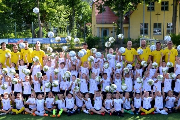 66 Kinder erleben Fußballspaß - In der Plauener Ostvorstadt wuselten in der vergangenen Woche 66 Kinder und zehn Betreuer den ganzen Tag beim Fußball-Feriencamp des 1. FC Wacker Plauen über den Rasen. 