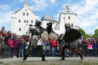 Auch in diesem Jahr sind beim Burgfest wieder spektakuläre Darbietungen von Rittern zu erleben.