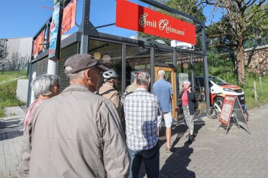 Jeden Tag das gleiche Bild: Kunden stehen an der Bäckerei-Filiale von Emil Reimann an der Limbacher Straße an, um Backwaren vom Vortag zu kaufen.