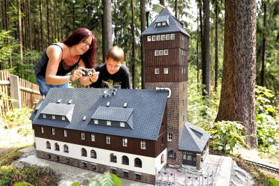 Sehenswerte Schauanlage: Modelle von Berggasthof und Aussichtsturm auf dem Bärenstein gehören zu den gut 100 Exponaten der Heimatecke am Seifenbach in Waschleithe.