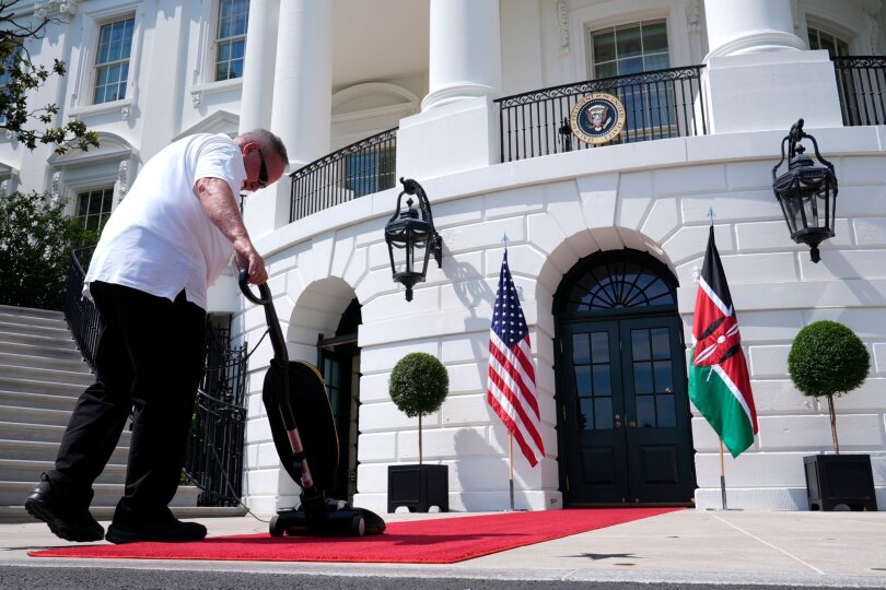 Auch im Weißen Haus muss mal gestaubsaugt werden: Vor dem Besuch des kenianischen Präsidenten in Washington wird der rote Teppich hergerichtet.