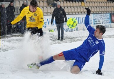 Zweikampf im Schnee: VfB-Torschütze Vojtech Cermus (links) wird hier bei einer Eingabe vom Zorbauer Ben Zeigler bedrängt.