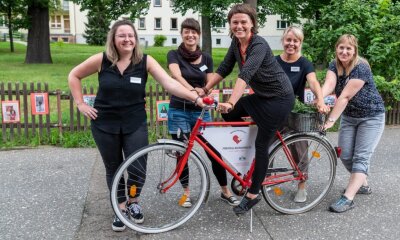 Rebecca Reinhardt (von links), Bianca Mai, Melanie Wallukat-Samtleben, Claudia Lau und Anja Nitzsche-Frühauf vermitteln von Rochlitz aus Freiwillige an Einrichtungen in ganz Sachsen.