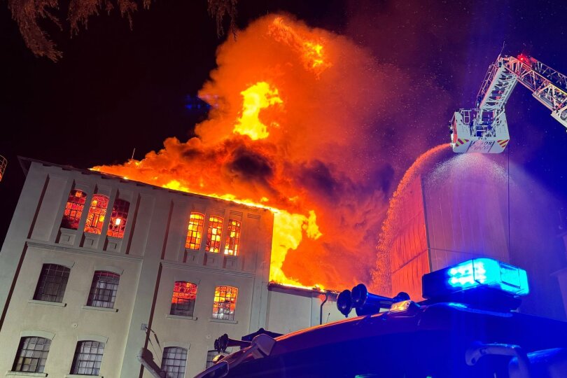 Kampf gegen die Flammen: Die Feuerwehr löscht einen Brand in einem Mühlengebäude in Möhnesee.