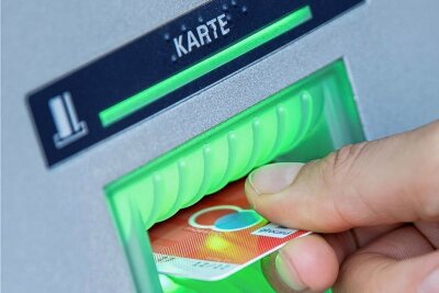 Haben ausgedient: Girocards mit dem Maestro-Logo. 