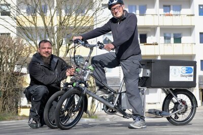 Testfahrer  Klaus Hiemann ist 78 Jahre alt. Er will seine Wochenendeinkäufe mit dem elektrischen Lastenrad erledigen.