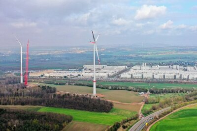 Sie sind wegen ihrer Höhe weithin sichtbar: Sachsens höchste Windräder in Mosel bei Zwickau sind seit Juli im Betrieb. 