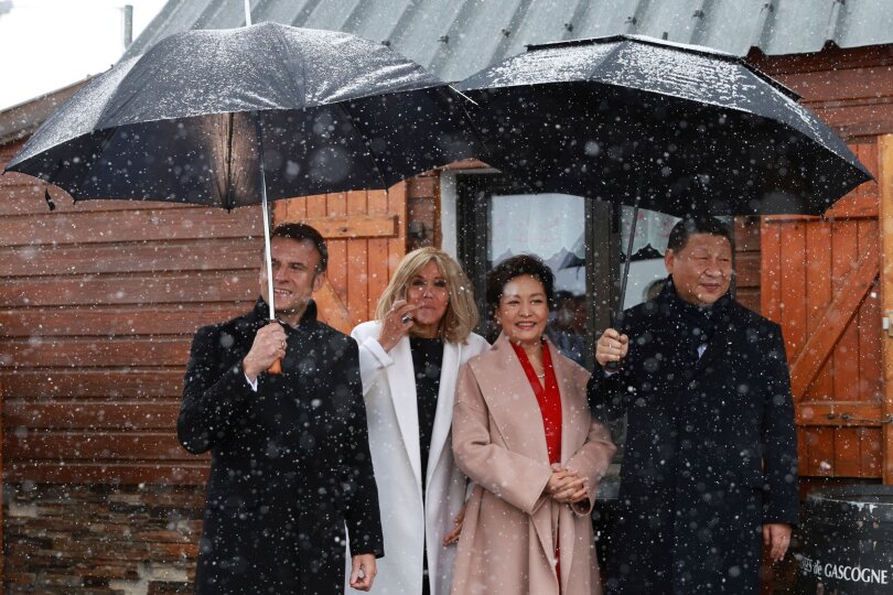 Ausflug bei Wind und Wetter: Der französische Präsident Emmanuel Macron und seine Frau Brigitte empfangen den chinesischen Präsident Xi Jinping sowie seine Frau Peng auf einem abgelegenen Bergpass in den Pyrenäen zu einem privaten Treffen.