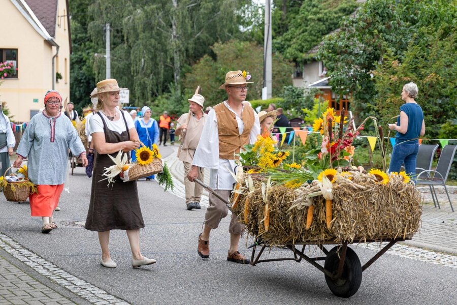 666 Jahre Tauscha: Bei Festumzug wird Ortsgeschichte lebendig - Höhepunkt der 666-Jahr-Feier von Tauscha am Sonntag war der historische Festumzug durch den Peniger Ortsteil.