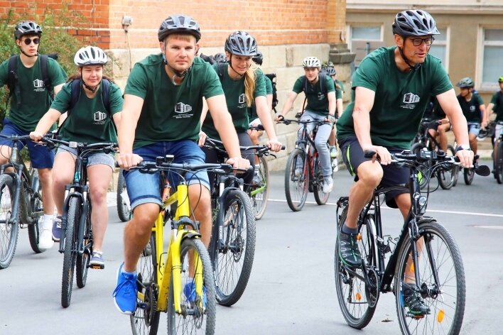 Zum Ende der Radtour Rostock-Warnemünde-Werdau rollten die Radler am Freitagfrüh auf dem Schulhof des Gymnasiums ein. 