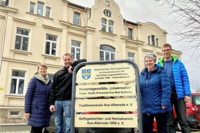 Annett Brömmer, Jens Wedtstein, Sabine Crasselt und Ortsvorsteher Karsten Wilhelm (v. l.) freuen sich über das Hinweisschild an der alten Schule in Alberoda. 
