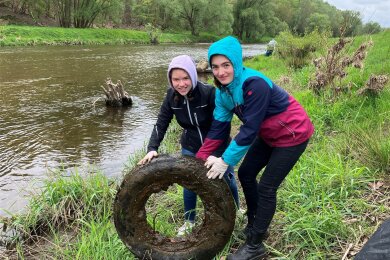 Mattea Licia Badstübner (13) und Lina Modes (12) von der Pestalozzischule suchen die Mulde nach Müll ab. Ihr schwerster Fund: Ein Autoreifen.