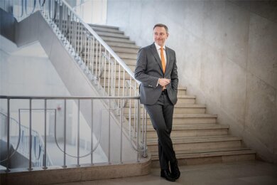 FDP-Chef und Bundesfinanzminister Christian Lindner im Treppenhaus seines Ministeriums in Berlin. Die FDP hält am Samstag und Sonntag ihren Bundesparteitag in der Hauptstadt ab.