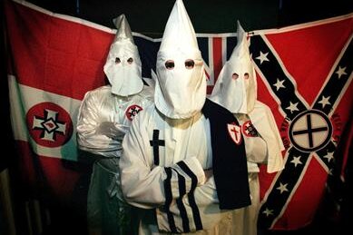 Ku-Klux-Klan-Anhänger in typischem Gewand. Einige Helfer der Terrorzelle vollzogen solchen Spuk auf Bergkuppen im Erzgebirge.