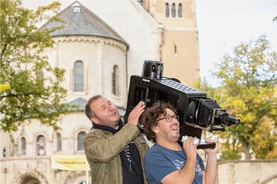  Pfarrer Andreas Vödisch (links) und Sozialpädagoge Benjamin Olsson haben am Mittwoch mit sichtlich viel Spaß die letzten Vorbereitungen getroffen, um am Donnerstag vor der Plauener Markuskirche zum Kino einladen zu können. 