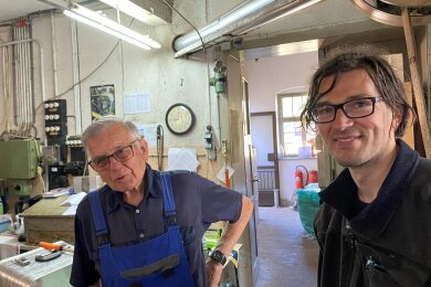 Zwei, die sich auf Anhieb verstanden haben. Textil-Ingenieur Eberhard Bley (links) und Textil-Industriemeister Philipp Bley sind nur im Geiste Verwandte. Der 86-Jährige gibt sein Wissen über den Maschinenpark der vergessenen Lengenfelder Fabrik nun an den 36-Jährigen weiter - was für ein Glücksfall für das Tuchfabrik-Projekt.