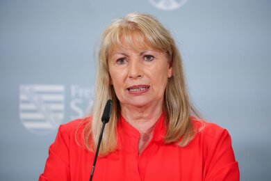 Sachsens Sozialministerin Petra Köpping spricht bei einer Pressekonferenz.