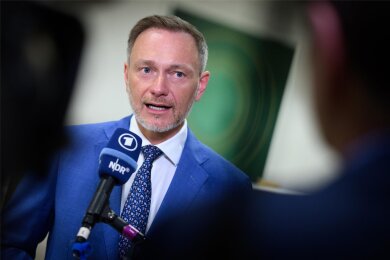 Bundesfinanzminister und FDP-Chef Christian Lindner bei einem Interview. Seine Partei hat eine Abschwächung des Klimaschutzgesetzes durchgesetzt.