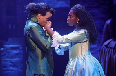Benét Monteiro als Hamilton und Ivy Quainoo als als Eliza in der deutschen Inszenierung von "Hamilton".