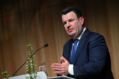 Hubertus Heil (SPD) beim Festakt der Hans-Böckler-Stiftung zu 75 Jahre Tarifvertragsgesetz.