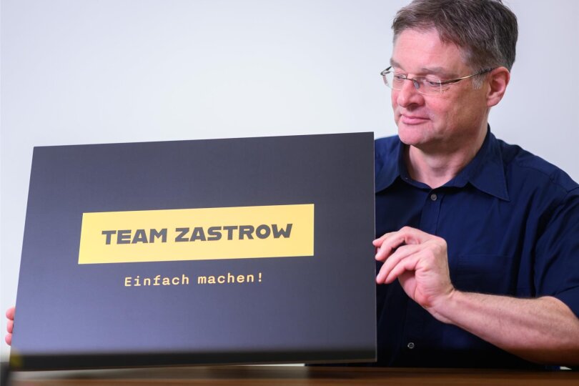 „Team“-Chef Holger Zastrow, hier bei der Präsentation seines Slogans, mit dem seine Gruppierung auch auf Plakaten in Dresden wirbt.
