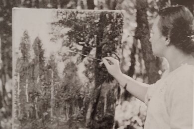 Tatjana Lietz beim Malen im Sommer 1939 in Priedaine (Lettland). 