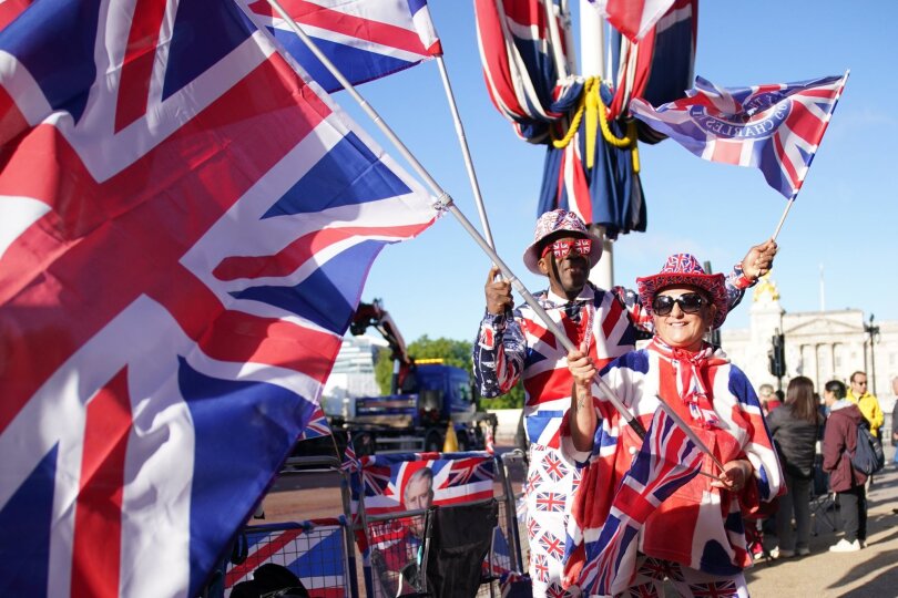 Königliche Fans auf der Mall vor der "Trooping the Colour"-Zeremonie auf der Horse Guards Parade, wo König Charles III. seinen offiziellen Geburtstag feiert.