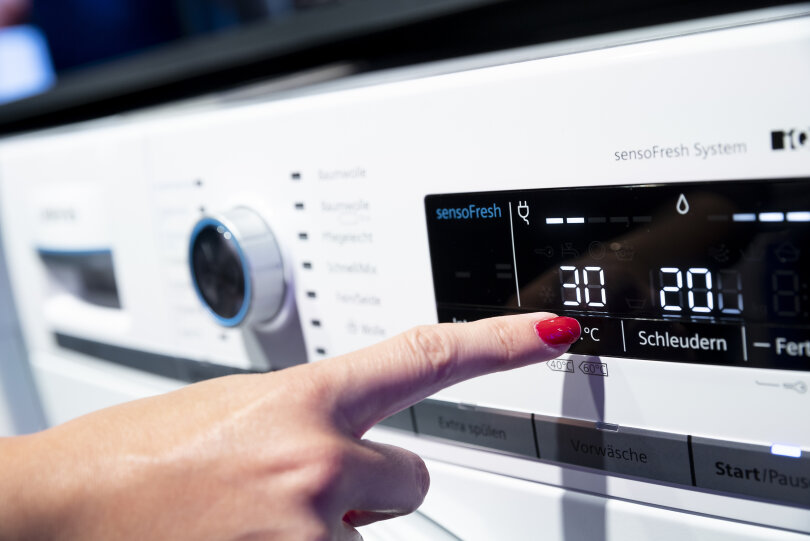 Bademode lässt sich wie normal verschmutzte Wäsche mit geringen Temperaturen von 30 Grad reinigen.