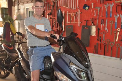 Der gebürtige Saarländer Frank Gisch hat in Markneukirchen ein Fachgeschäft für Zweiräder eröffnet, in dem er renommierte Marken wie Brixton, SYM, Online und QJ anbietet, aber auch Reparaturen ausführt.