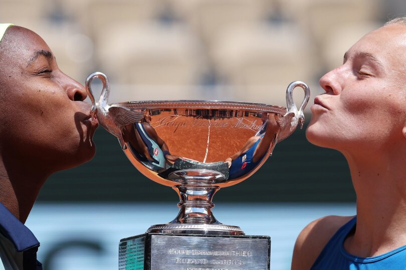 So sehen Sieger aus: Coco Gauff (l) aus den USA und Katerina Siniakova aus Tschechien küssen die Trophäe nach ihrem French-Open Sieg im Doppel.