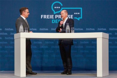 Bundeskanzler Olaf Scholz (SPD, rechts) stellte sich am Freitagabend im Chemnitzer Veranstaltungszentrum „Kraftverkehr“ den Fragen von „Freie Presse“-Chefredakteur Torsten Kleditzsch – und den Fragen der Leser.