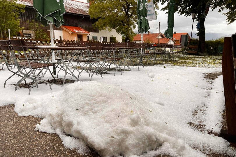 Schnee Ende Mai? Nein, das sind die Folgen eines Unwetters in Bad Tölz. Hagel liegt auf der Terrasse eines Biergartens.