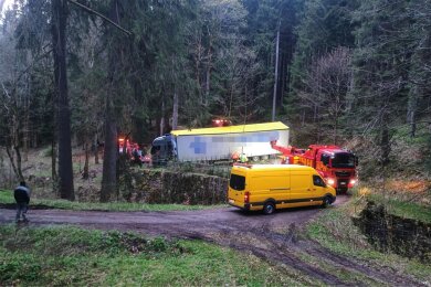 Der Lastzug einer polnischen Spedition steckte mitten im Wald nahe der Schmalzgrubner Straße zwischen Steinbach und Schmalzgrube fest. Die Bergung dauerte mehrere Stunden.