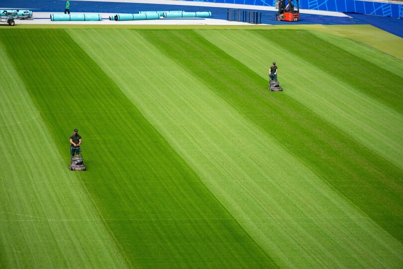 Die Europameisterschaft rückt immer näher: Bevor am 15. Juni die ersten Bälle über den Rasen des Berliner Olympiastadiums gekickt werden, bringen Arbeiter das Grün in Form.