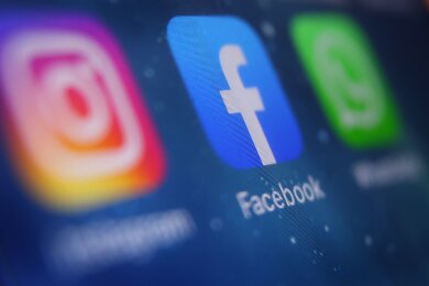 Die Meta-Apps Facebook und Instagram auf einem Smartphone.
