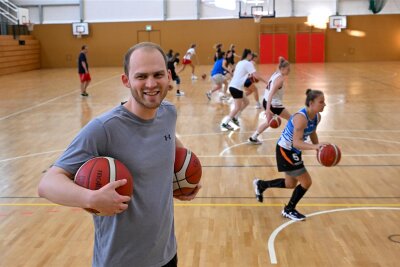 Mika Scheidemann ist seit diesem Sommer neu im Trainerteam von Basketball-Zweitligist Chemcats Chemnitz. 