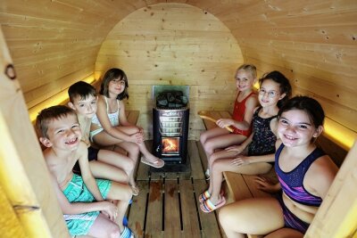 Im Ferienprogramm der Kita Schlumpfhausen in Hohenstein-Ernstthal stand gestern Sauna auf dem Programm. Dafür wurde eine Fasssauna der HOT Mobilsauna gemietet.