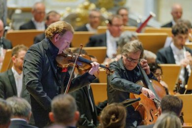Geiger Daniel Hope und Cellist Jan Vogler im Duett spielen in der Dresdner Frauenkirche.