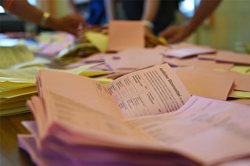Auszählen der Wahlzettel für die Stadtrats- und Kreistagswahl im Rochlitzer Rathaus.