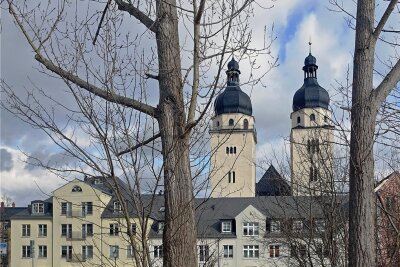 Die Plauener Johanniskirche überragt die Stadt: Die Weiheurkunde der Vorgängerkirche im Jahr 1122 war zugleich die erste urkundliche Erwähnung Plauens.