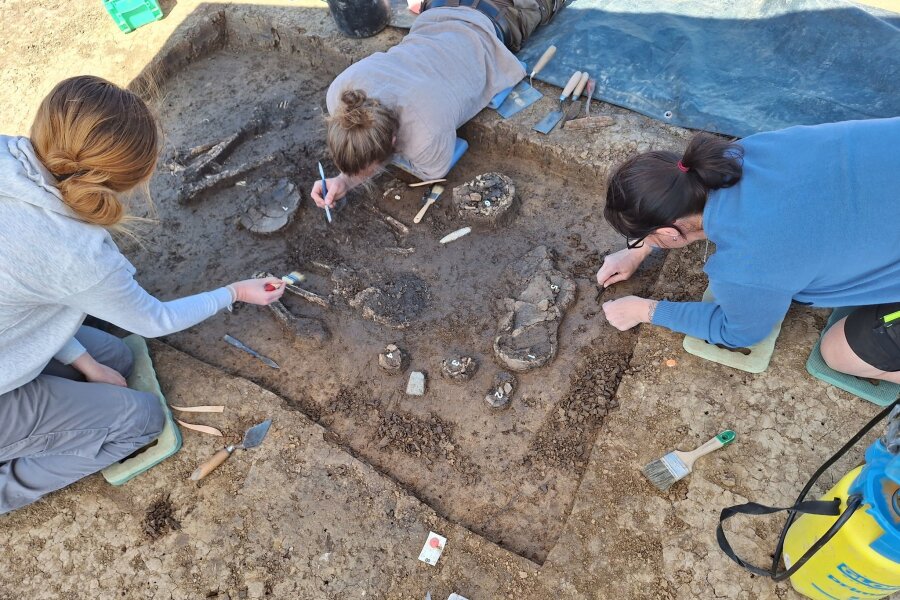 6800 Jahre altes Skelett in Niederbayern ausgegraben - Das Grab im Ortsteil Exing, nach dem das Skelett als "Exinger" bezeichnet wird, wurde bei einer Untersuchung vor Bauarbeiten entdeckt.
