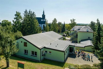 Auf das Dach des Anbaus an der Evangelischen Grundschule in Seelitz soll eine Fotovoltaikanlage gebaut werden.