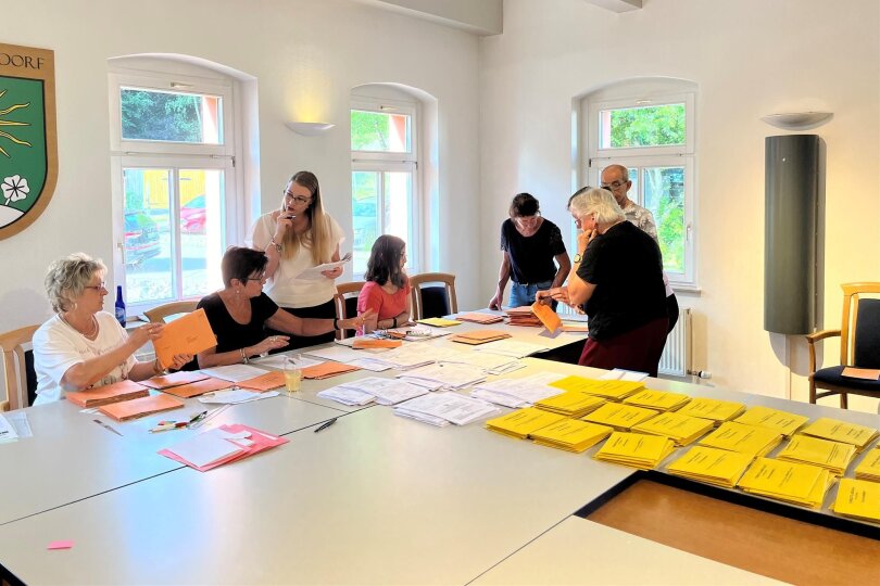 Im Hartmannsdorfer Rathaus ist das Briefwahlbüro eingerichtet. Der Wahlvorstand prüft die Unterlagen, in den gelben Umschlägen sind die Stimmzettel der Kommunalwahl.
